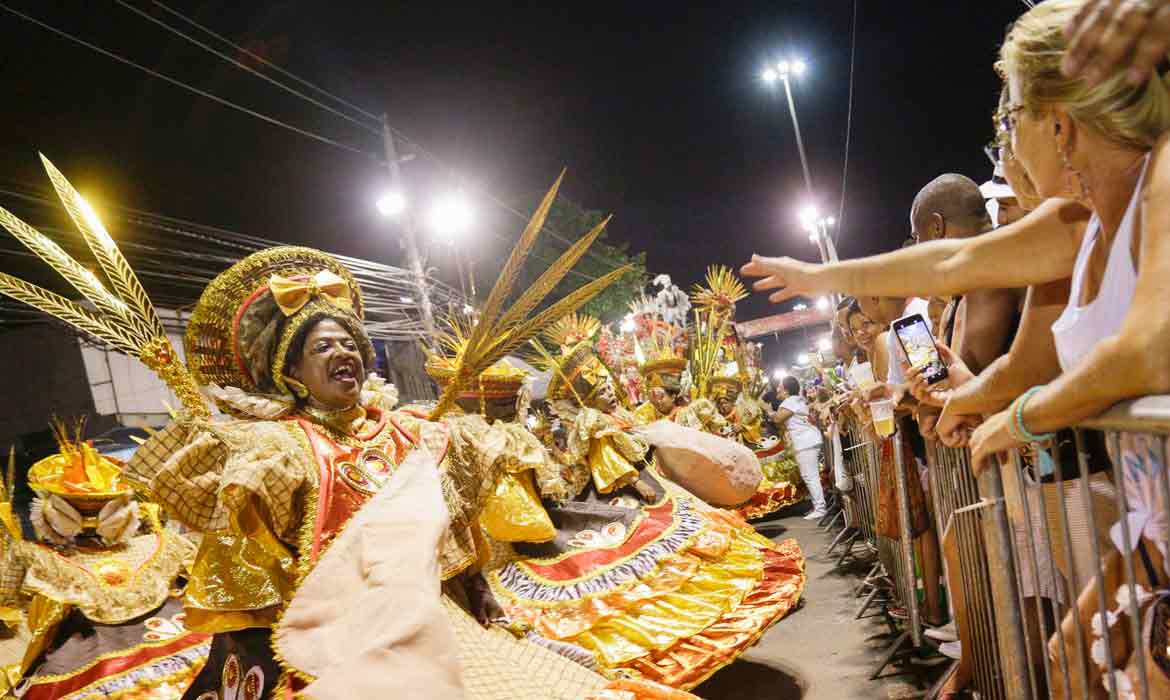 SAMBA NA INTENDENTE - Carnaval das Escolas de Samba que desfilam na  Intendente Magalhães